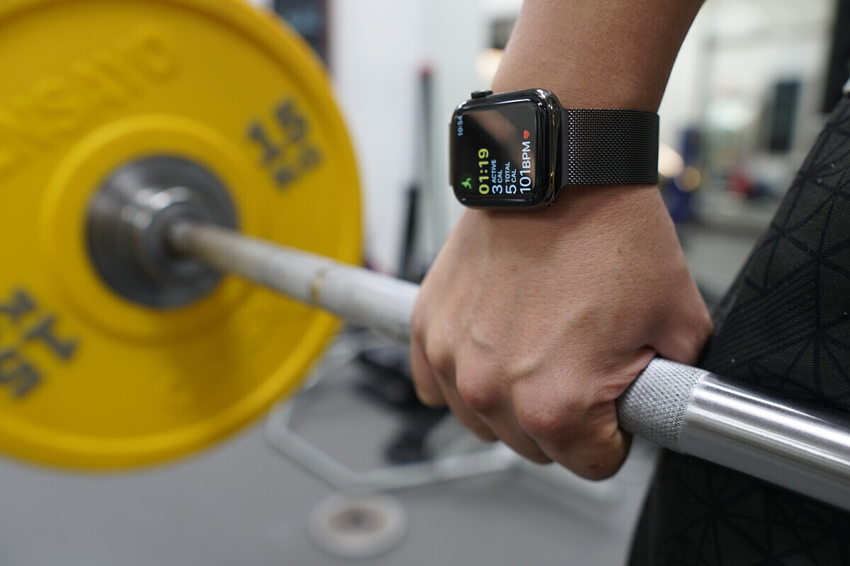 Apple Watch S6 caixa de alumínio em cinza e correia esportiva na cor preta