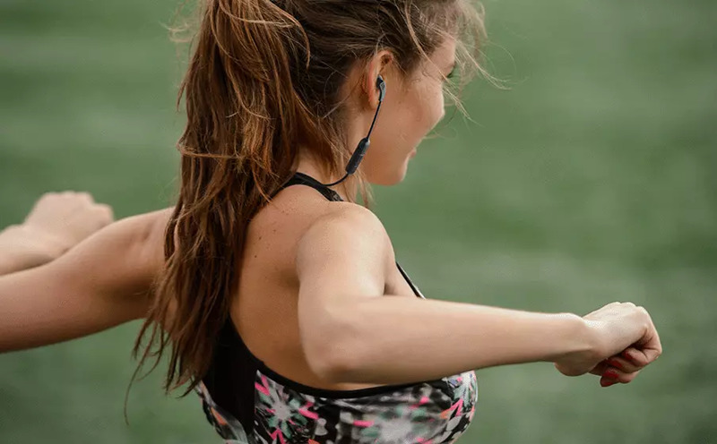 Mujer entrenando con u auricular JBL Endurance Run 2 Wireless Lifestyle Black