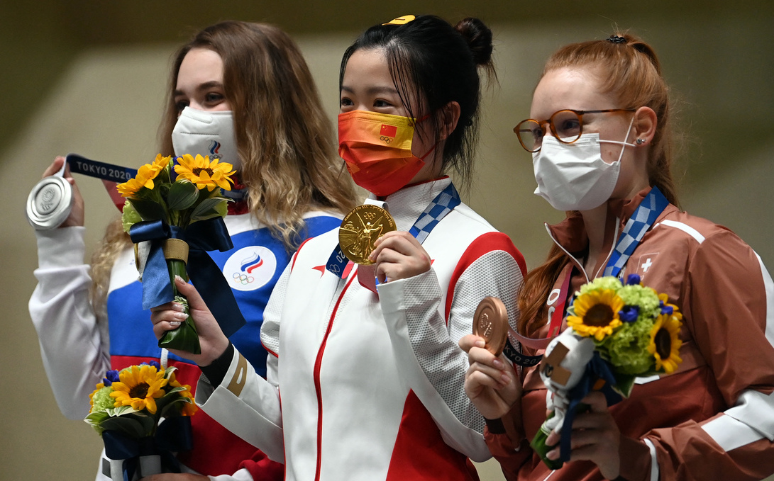 Atletas posam com medalhas de ouro, prata e bronze nas Olimpíadas Tokyo 2020