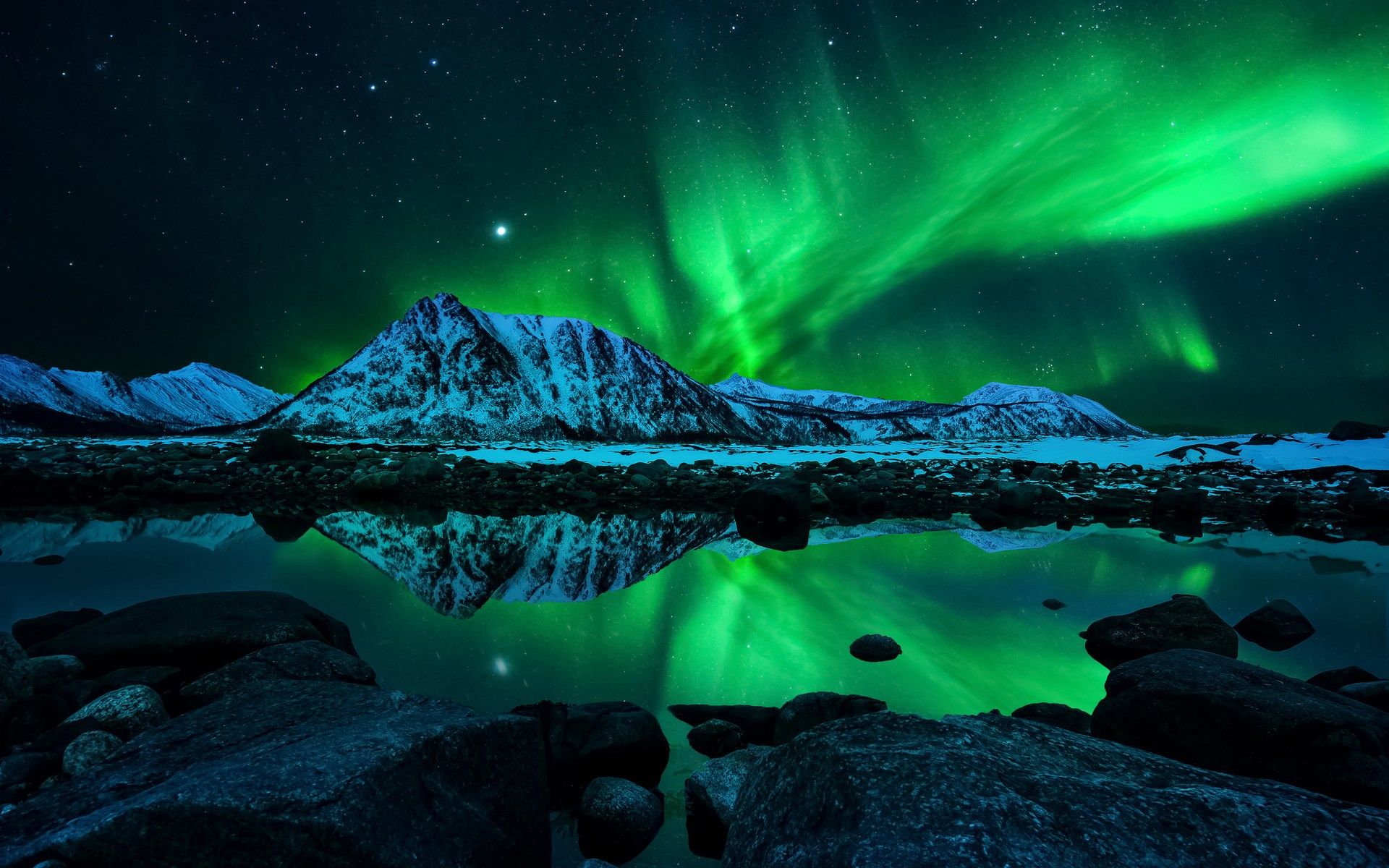 Noruega y sus fantásticas auras boreales con montañas