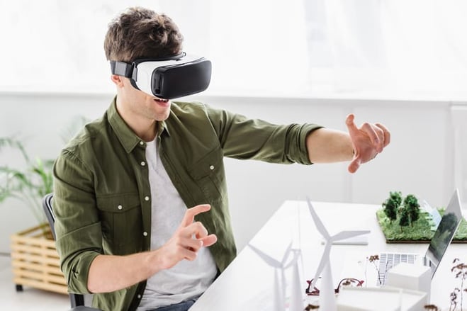 arquitecto trabajando con lentes de realidad virtual