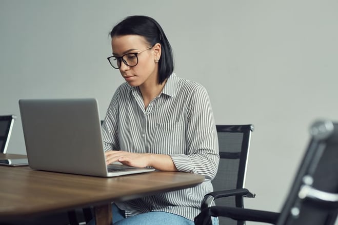 mujer trabajando en un portátil para actualizar su software
