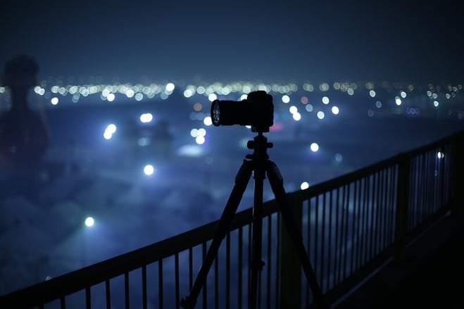 camara fotografica con tripode en la noche