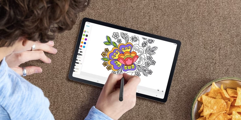 Mujer realizando dibujos en el Tablet Samsung Galaxy Tab S6 Lite
