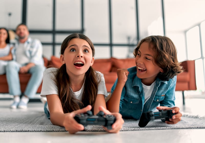 Niños juando con PlayStation en familia