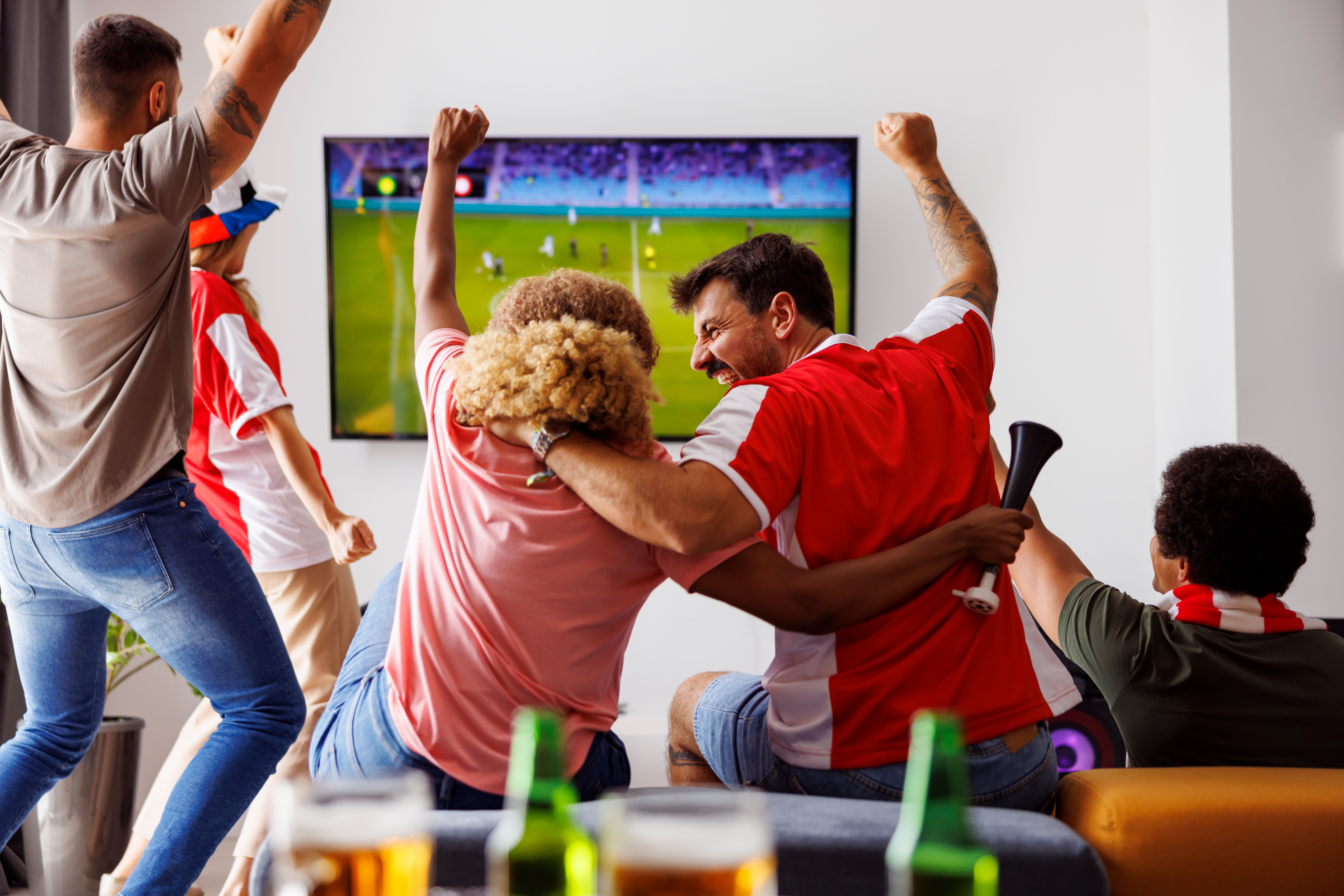 Amigos festejando el gol del mundial