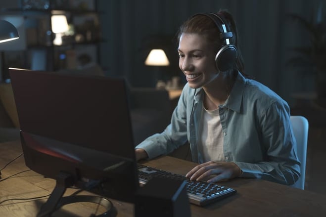 mulher jogando videogames no seu pc gamer