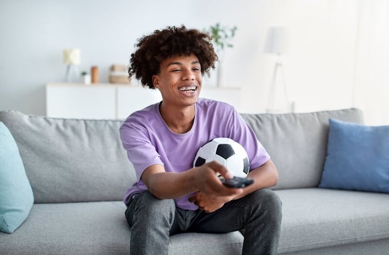 homem assistindo a jogos de futebol na tv na sua casa
