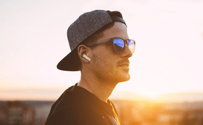 hombre con lentes de sol usando auriculares JBL LIVE PRO +