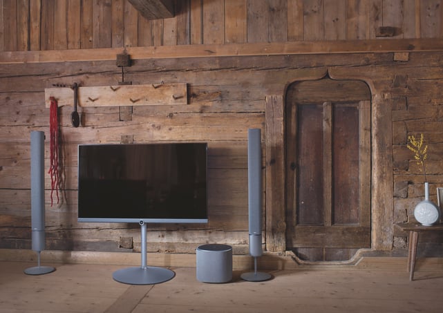 TV de tela plana em uma sala com sistema de som surround
