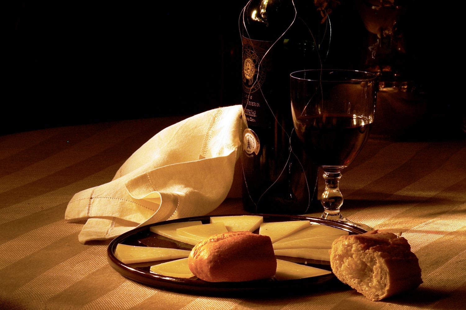 Harmonização perfeita, queijo branco, pães com vinho tinto gran reserva