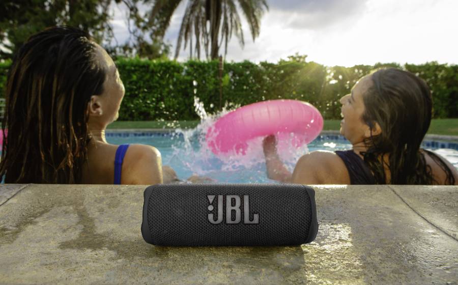 mujeres en la piscina disfrutando de musica con el jbl flip 6
