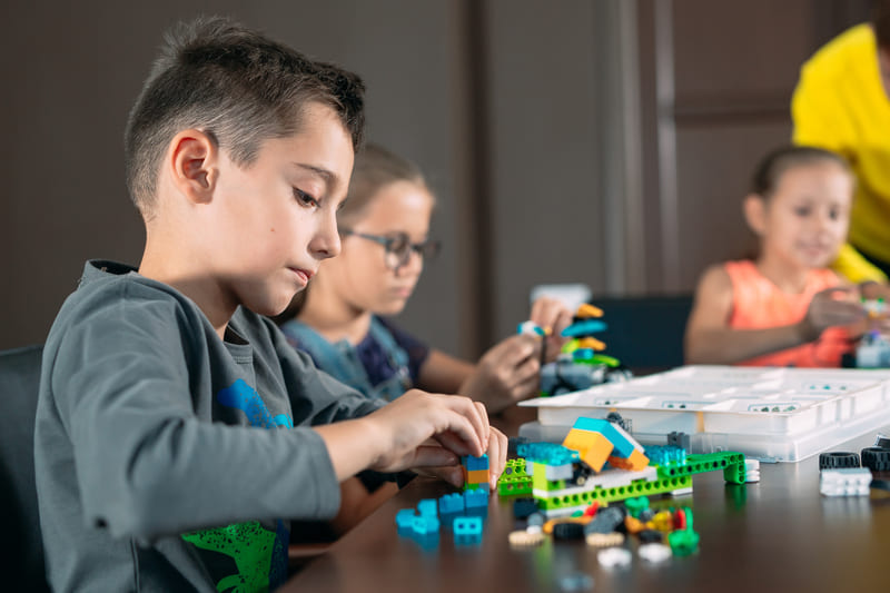 niños jugando con Mega Caja de Construcción lego