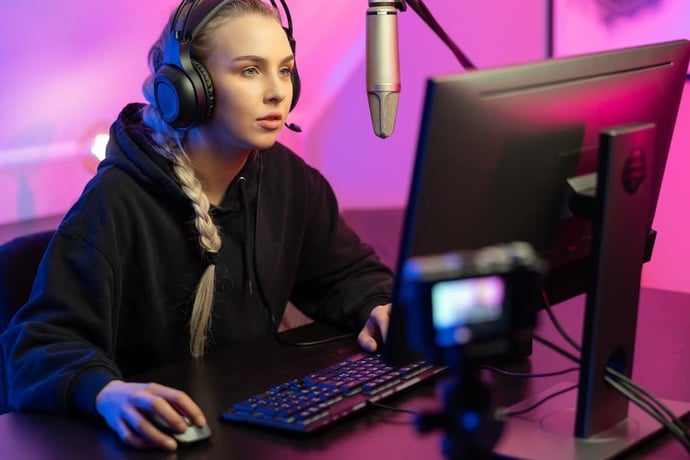 mujer streamer profesional jugando en la computadora