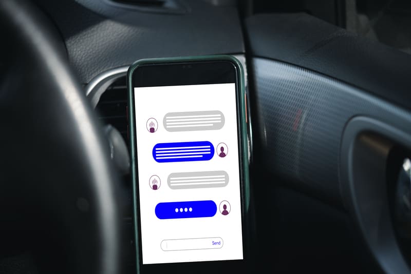 celular dentro de um carro com o assistente virtual