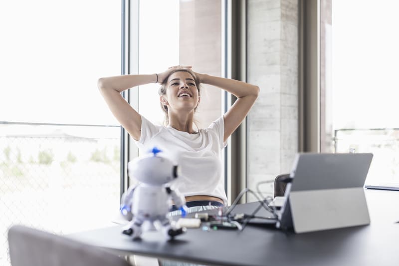 mujer en oficina usando inteligencia artificial en el trabajo