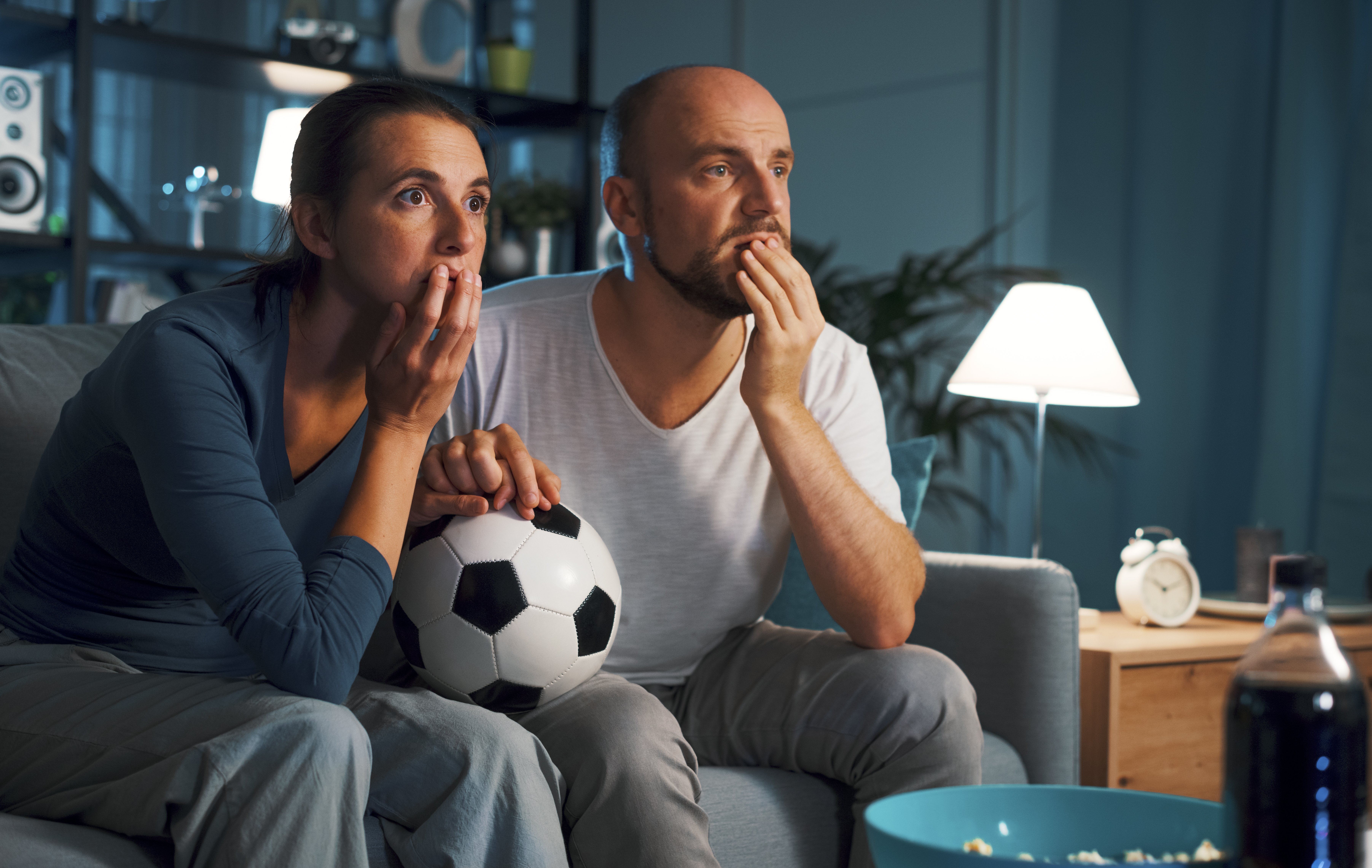 mujer y hombre viendo la copa del mundo en la TV