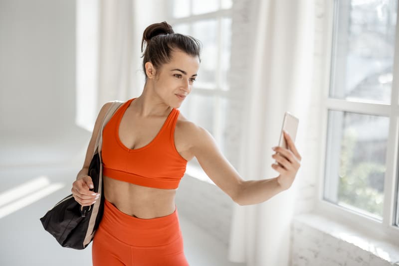 mujer haciendo selfie antes de ir a entrenar