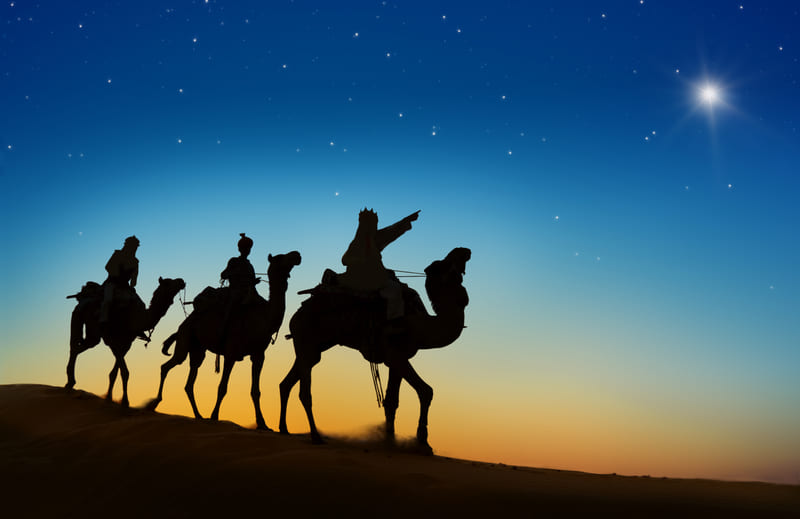 Reyes Magos en camello siguiendo la estrella
