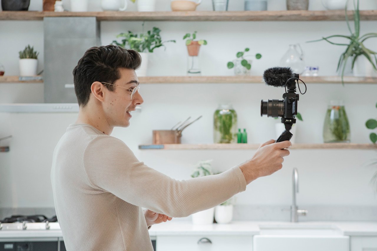 Matt Adlard grabando un videoblog en selfie