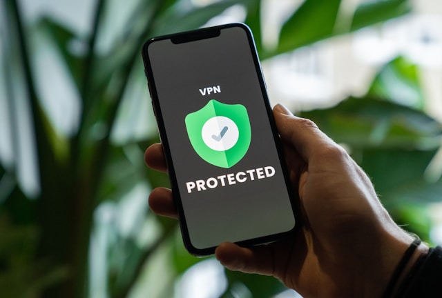Celular Protegido com VPN / Privecstasy via Unsplash