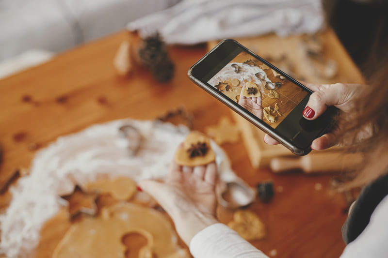 mujer tomando fotos de su comida para publicar en las redes sociales