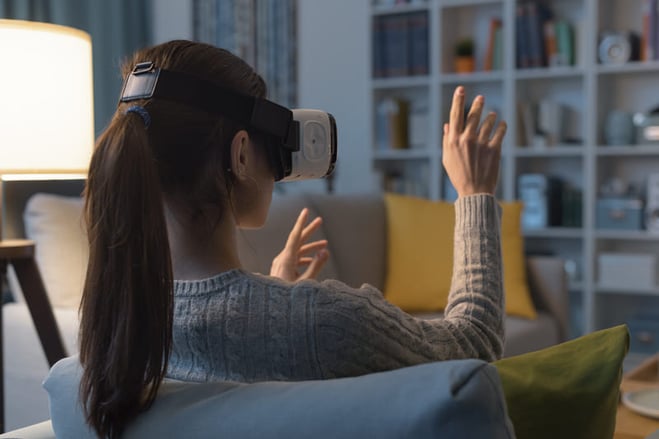 mulher relaxando no sofa usando seu oculos de realidade virtual
