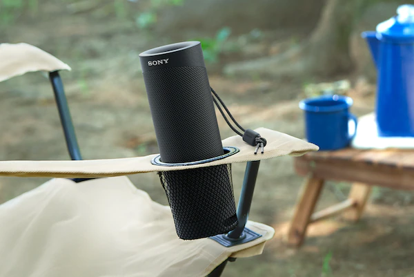 speaker portatil sony SRS-XB23 compacto usado en camping