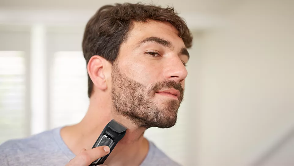 hombre afeitandose la barba