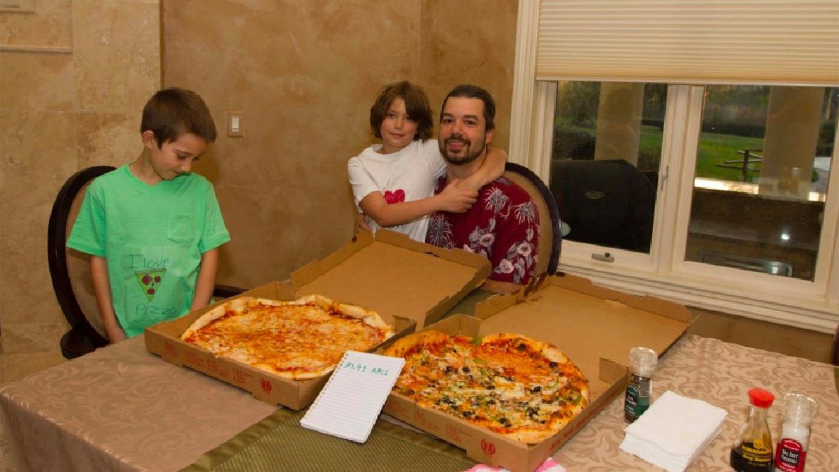 Lazlo Hanyecz, em Jacksonville comendo pizzas pagas com bitcoins