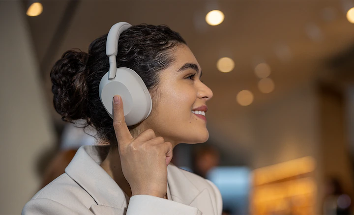 mujer tocando en el auricular Sony WH-1000XM5 one touch boton