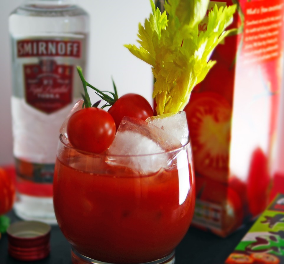 drink de smirnoff red com tomate e folhs verdes sobre mesa